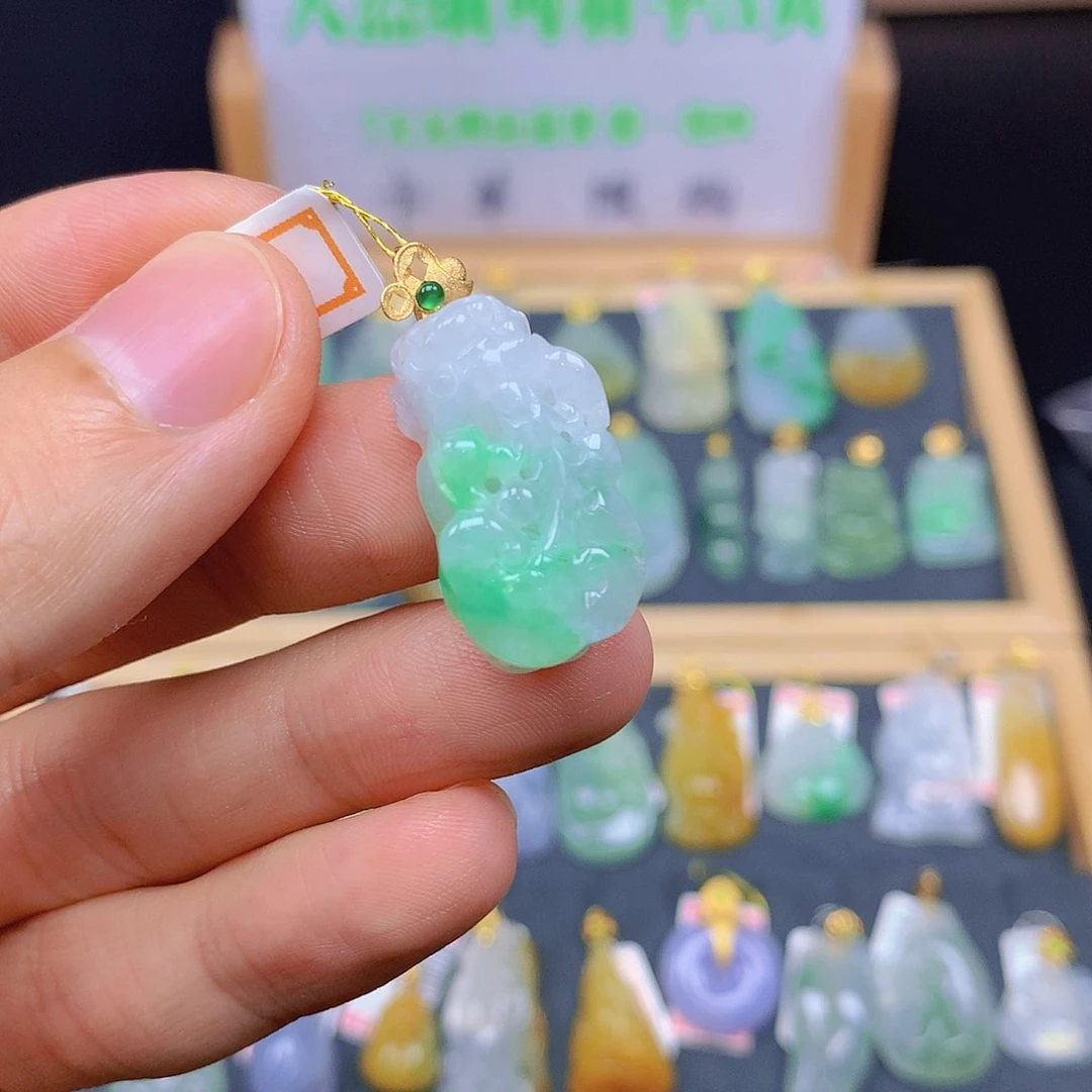 翡翠18K金镶嵌颈饰翡翠