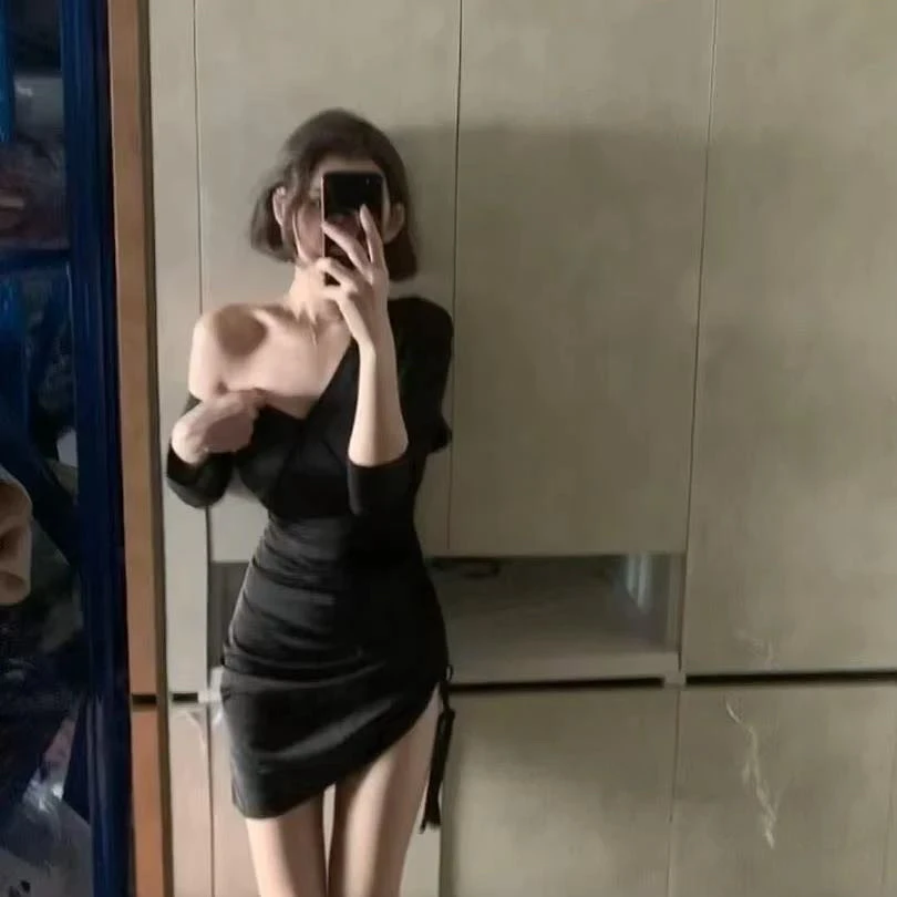 性感辣妹纯欲露胸不规则气质收腰黑色连衣裙女设计感短款包臀裙子