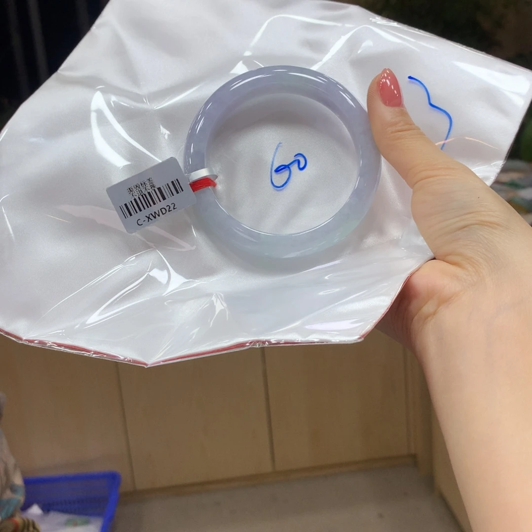 翡翠手镯未镶嵌不退不换