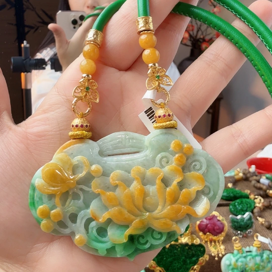 翡翠未镶嵌吊坠(赠链)