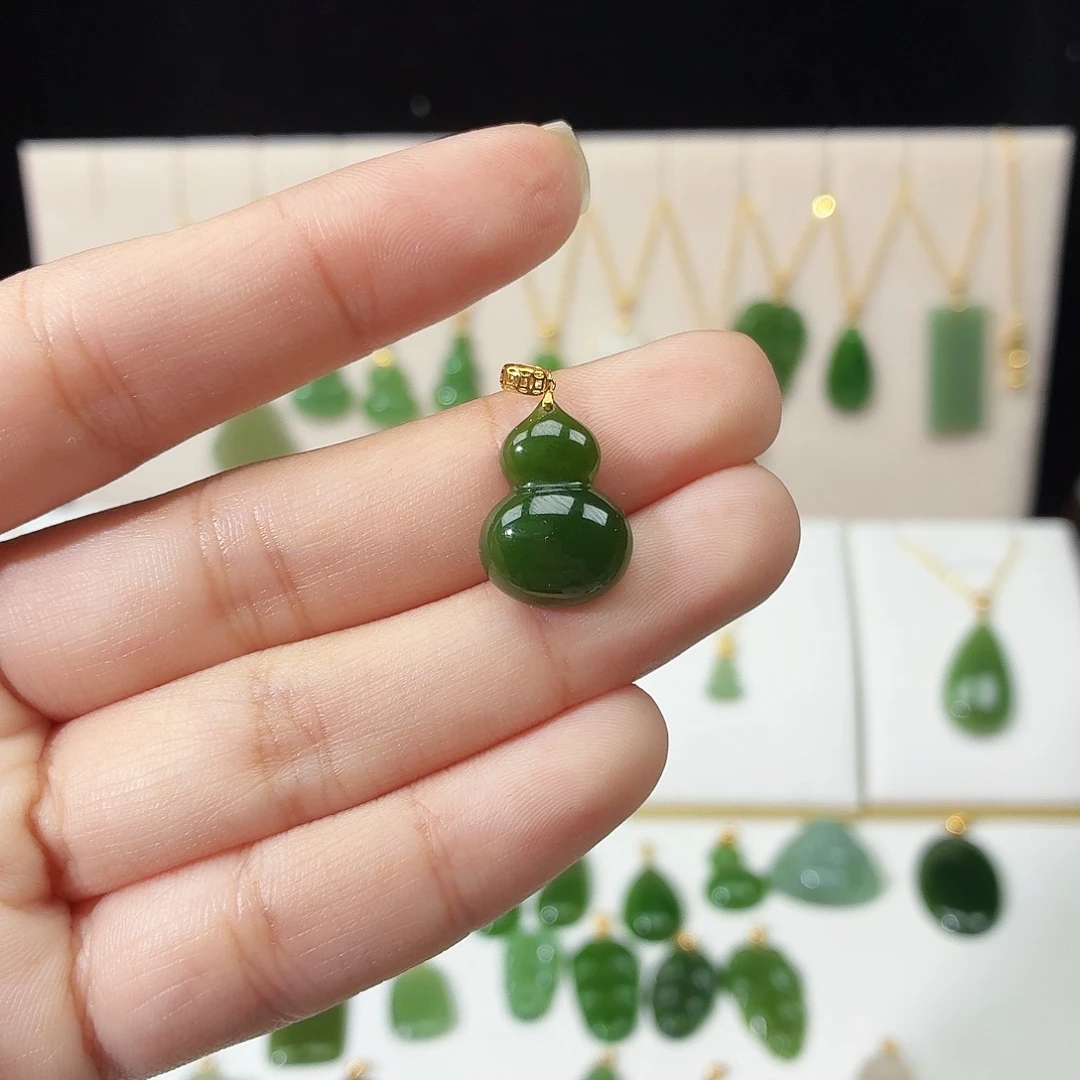 s***Q和田玉18K金镶嵌吊坠(赠链)