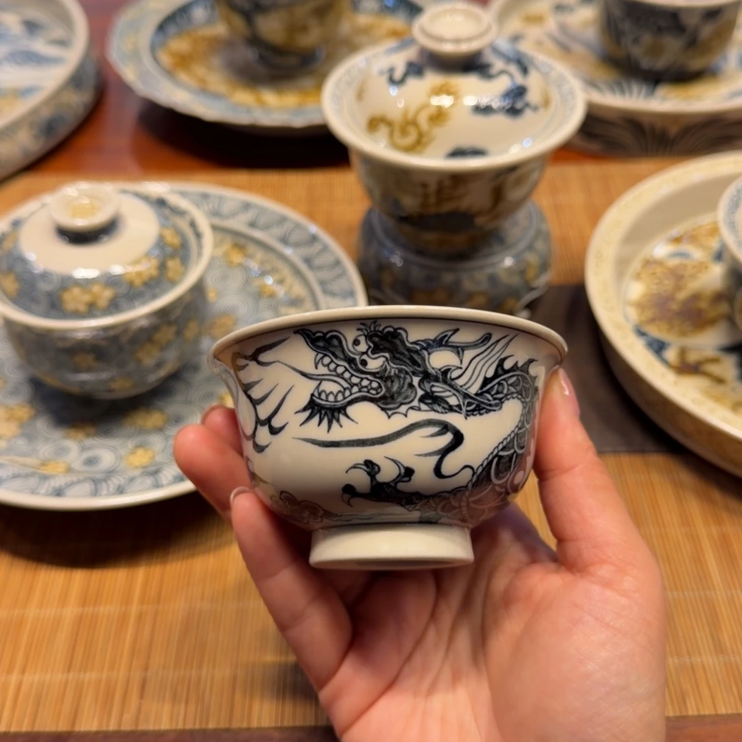 二号釉里龙纹压手杯