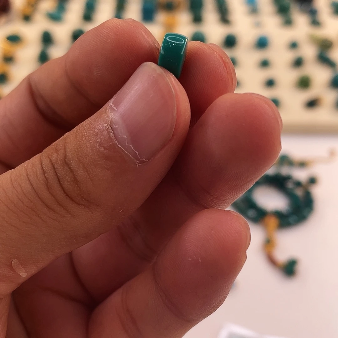 绿松石未镶嵌颈饰