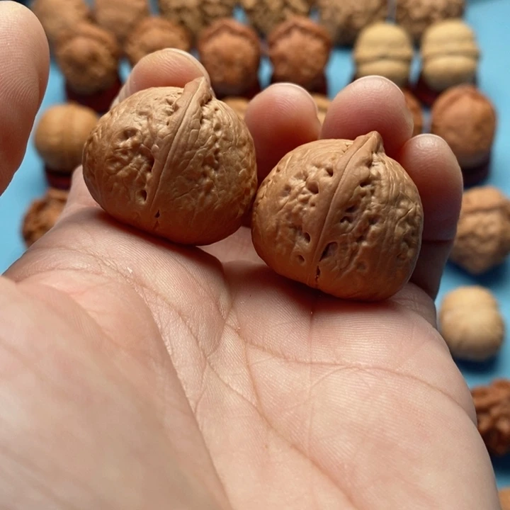 文玩核桃把件精品文玩手捻水滴佛肚元