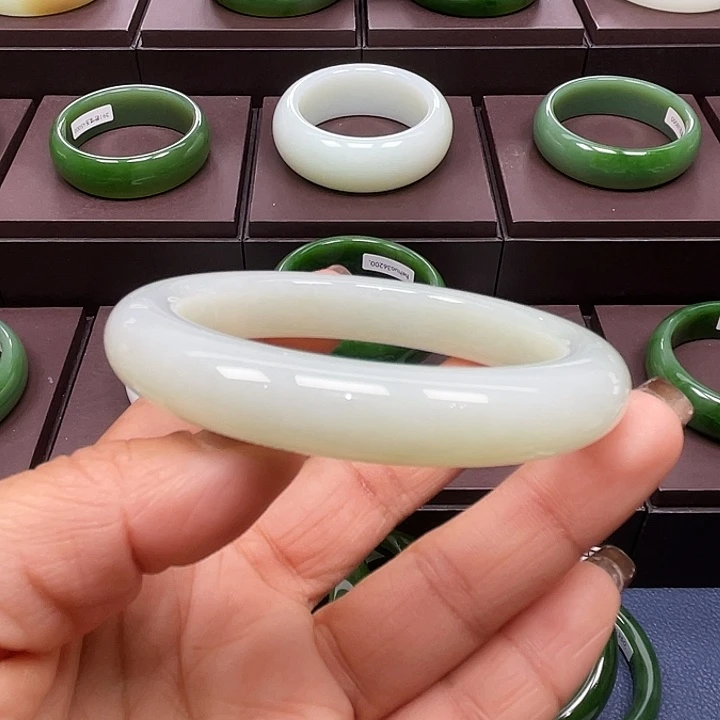 和田玉未镶嵌手镯，58.59