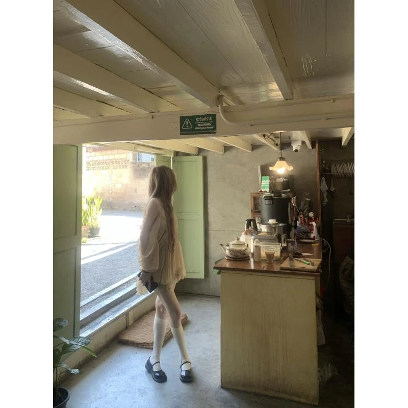 ishui-日光蝴蝶-香槟色露肩堆叠轻奢Ins设计感挂脖小众无袖上衣裙