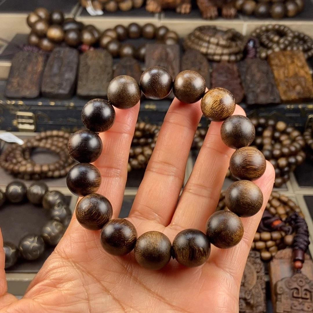 沉香手串在**。越南芽庄白棋玉化留疤