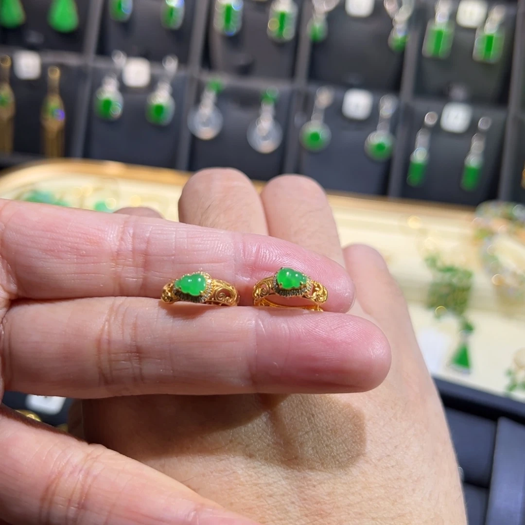 颈饰18K金镶嵌翡翠耳包