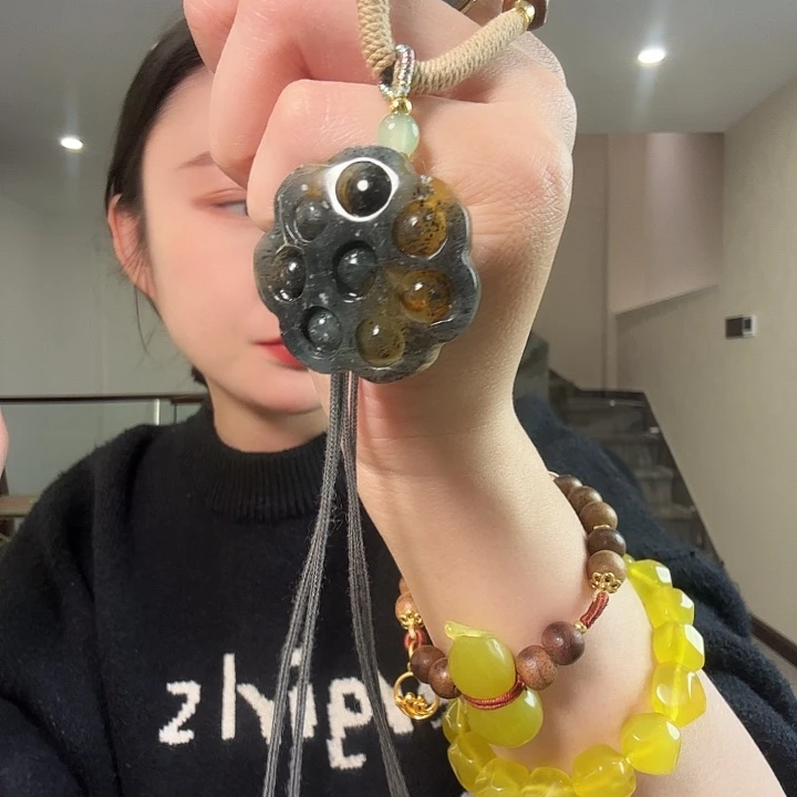 小***-蛇纹石玉未镶嵌颈饰