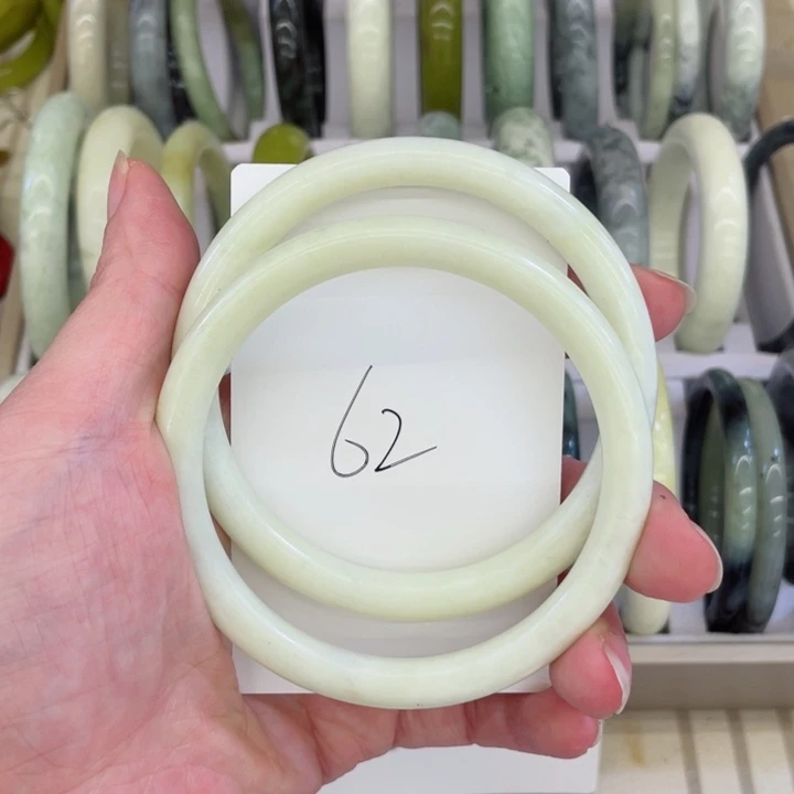 蛇纹石玉手镯未镶嵌某*只