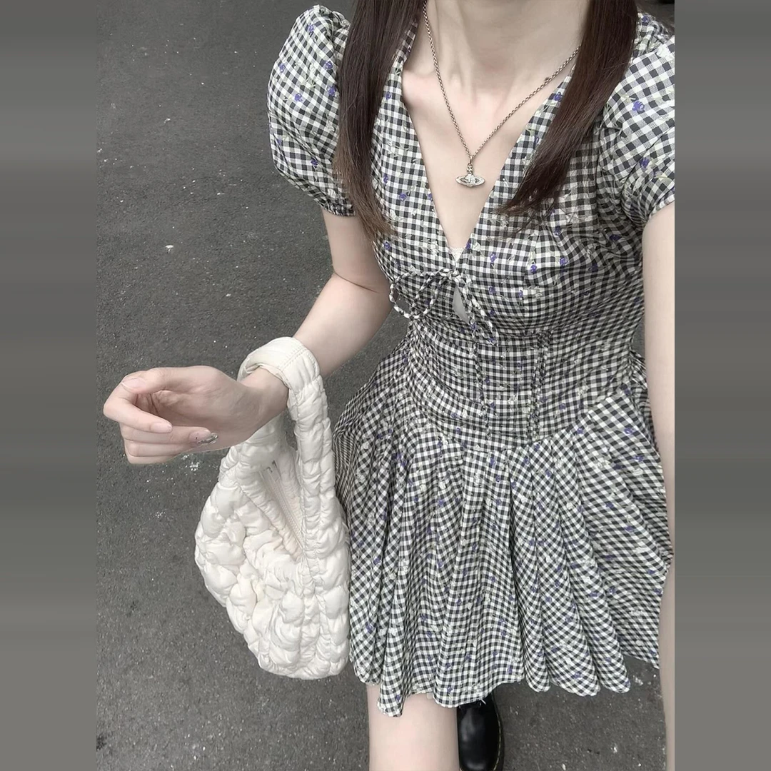 KQ3904新款韩系高级感v领格子连衣裙夏季小个子泡泡袖收腰短裙