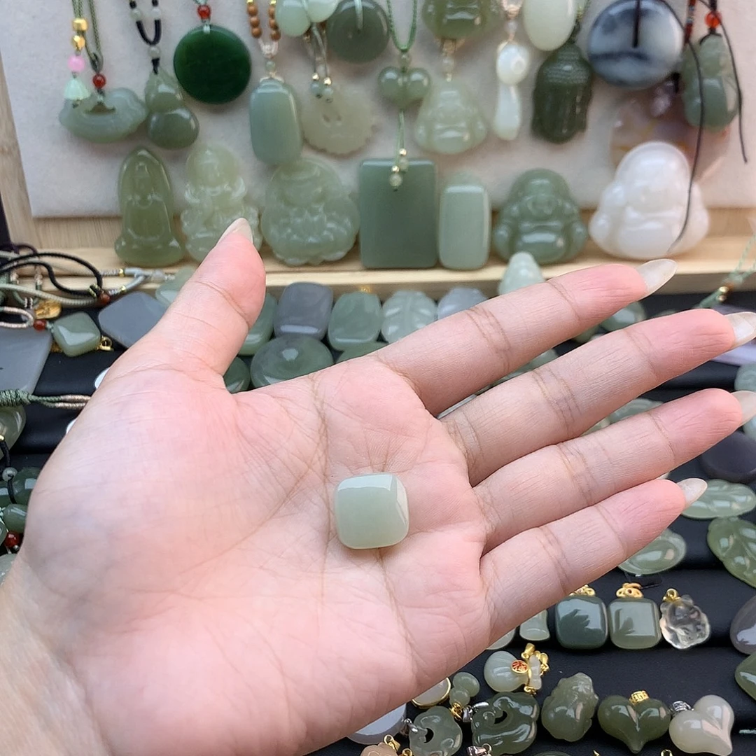 和田玉未镶嵌颈饰有瑕，不退换