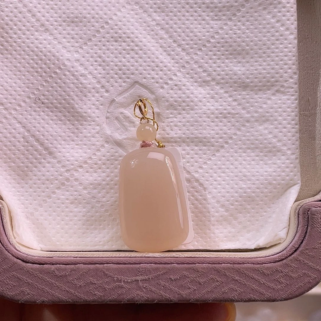 吊坠(不含链)18K金镶嵌和田玉藕粉熟粉无事牌