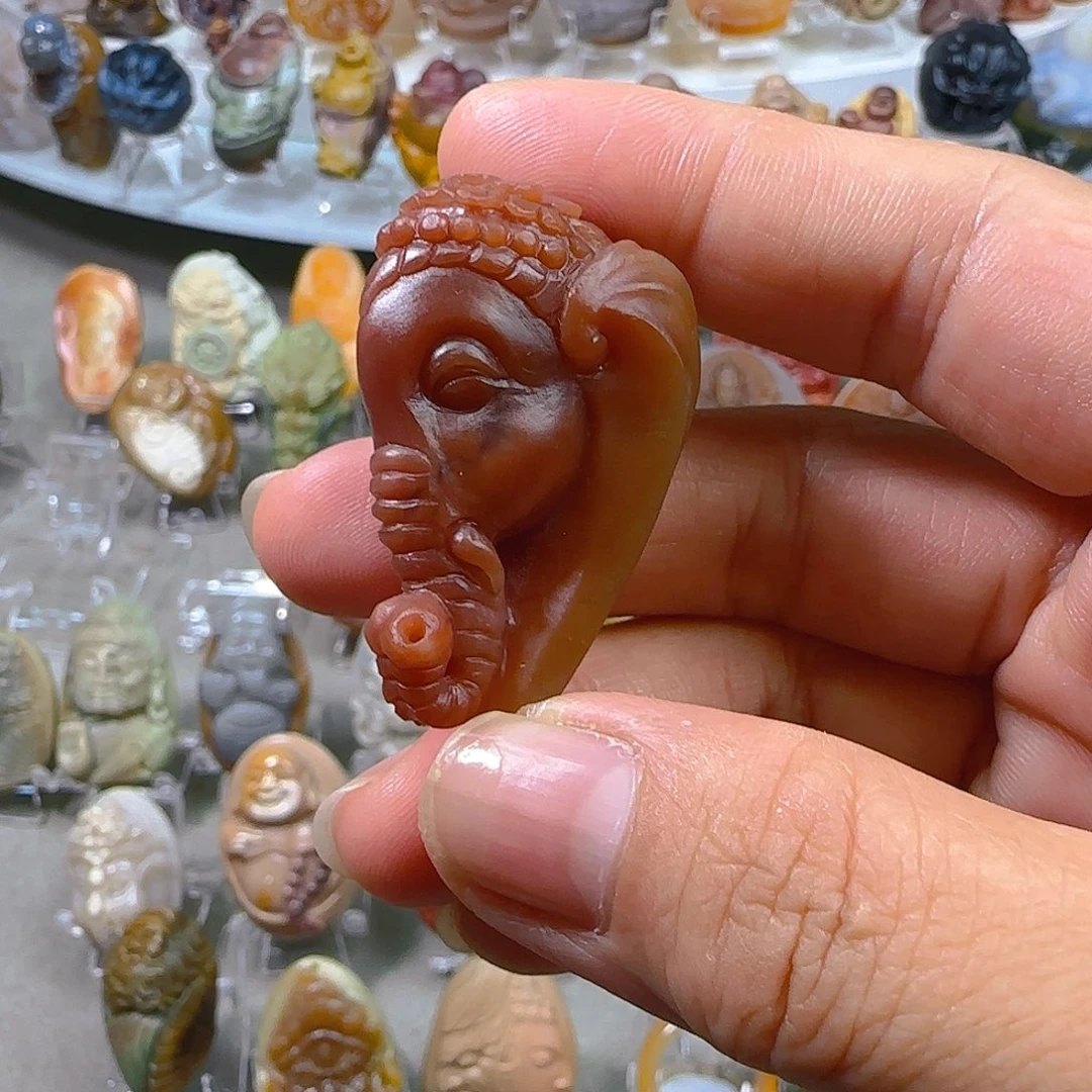 石英质玉吊坠未镶嵌天然阿拉善彩玉纯手工雕刻象神吊坠