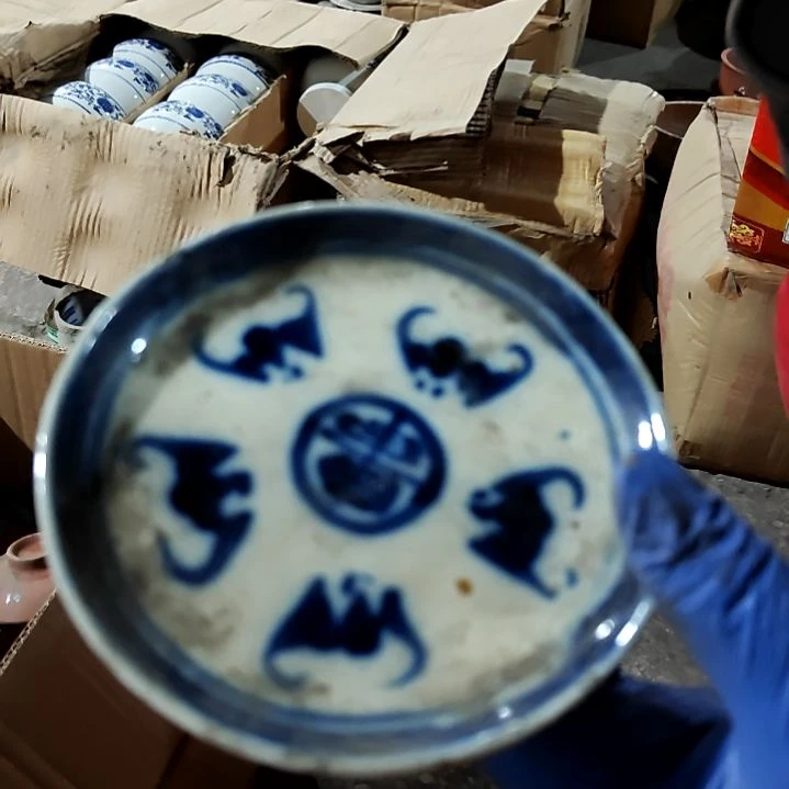 瓷片盘子碗茶壶啥都有