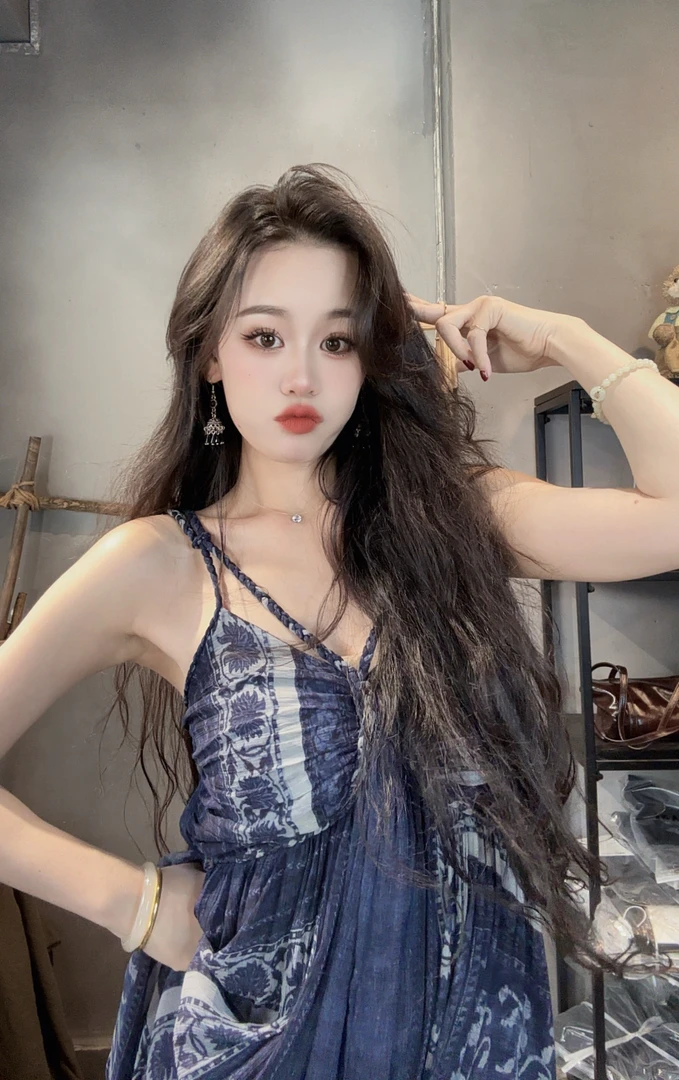 妍妍家蓝色复古印花显瘦吊带连衣裙