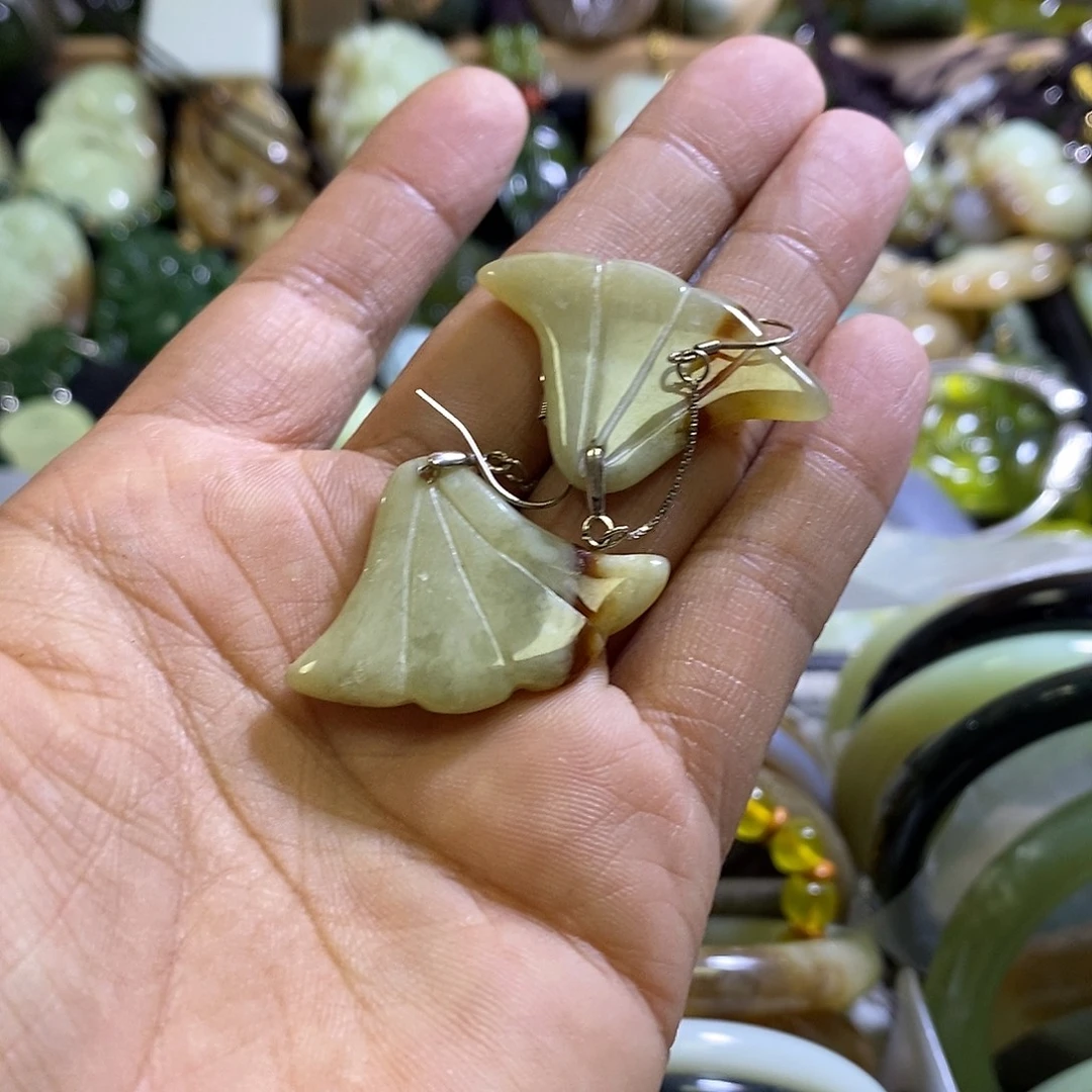 未镶嵌岫玉耳环一对