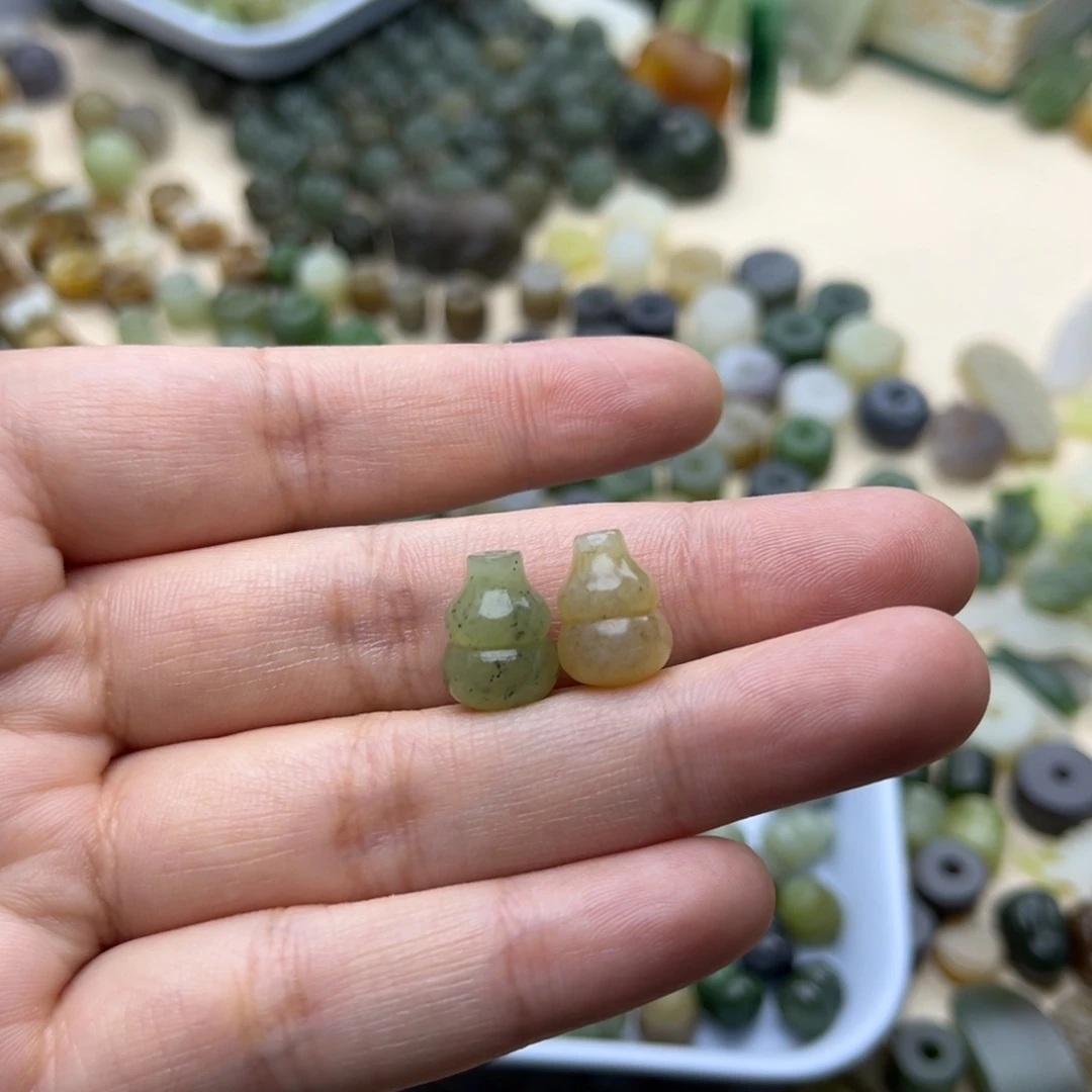 燕***子颈饰未镶嵌和田玉
