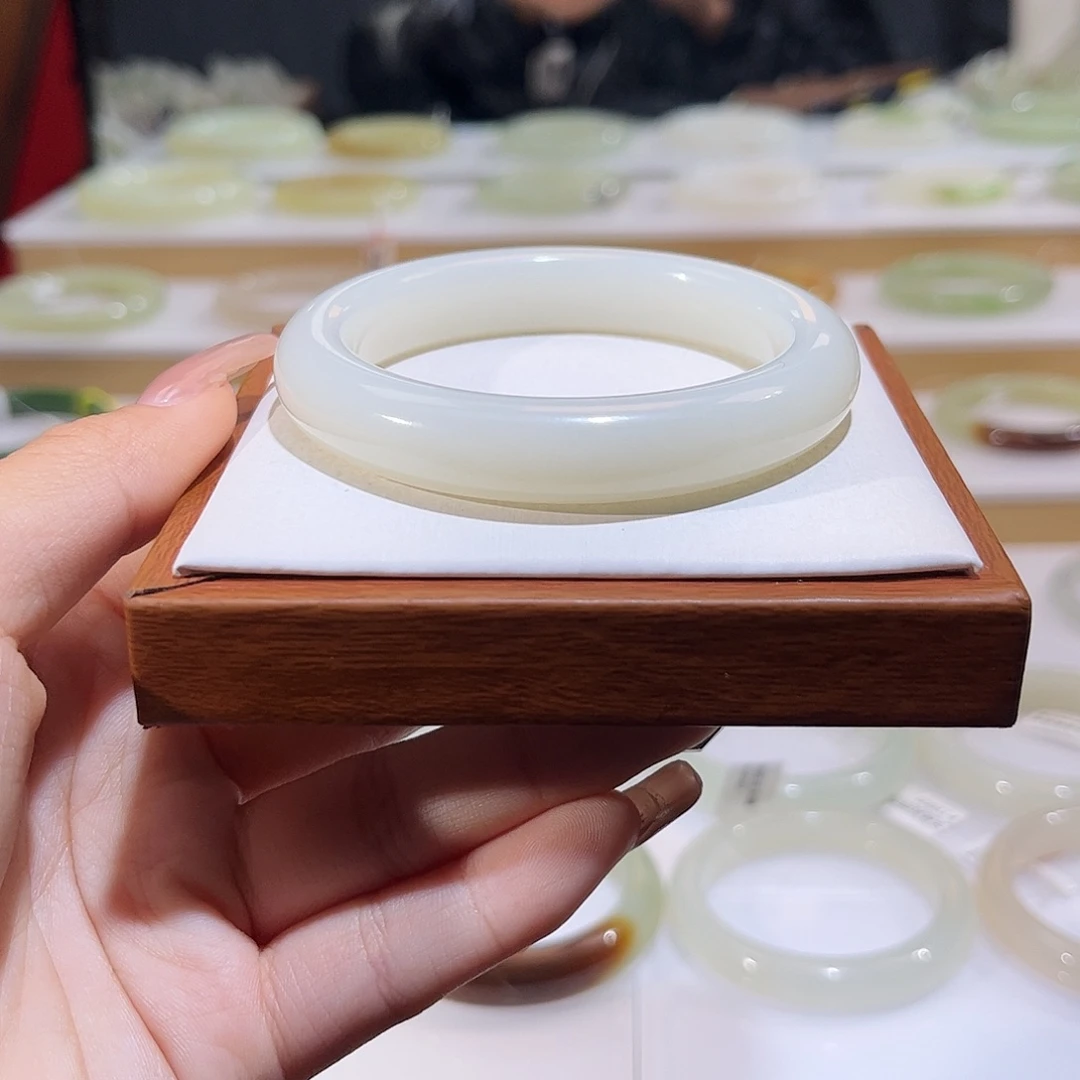 和田玉未镶嵌手镯且末糯白