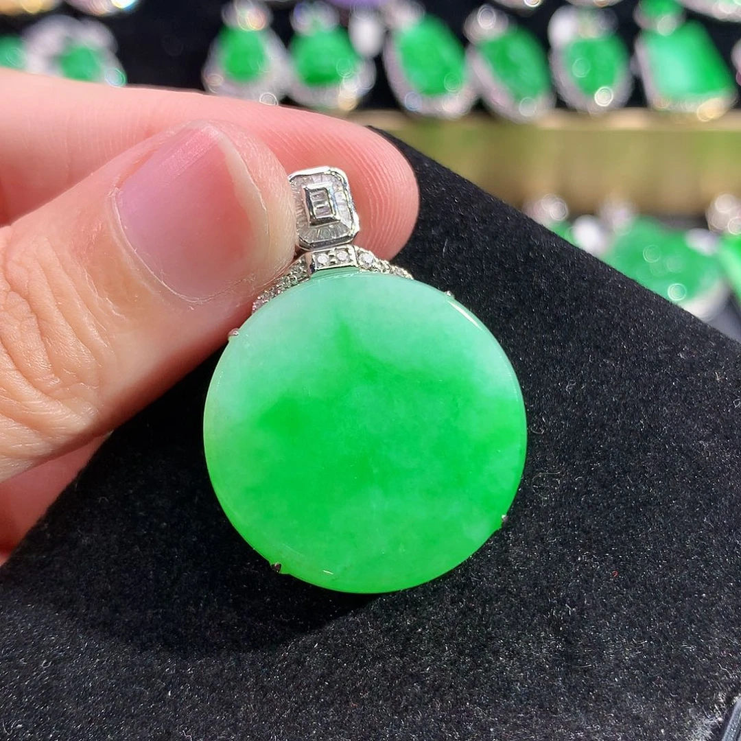 翡翠18K金镶嵌颈饰