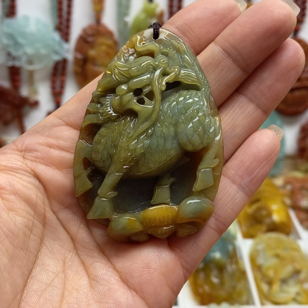 蛇纹石玉未镶嵌颈饰