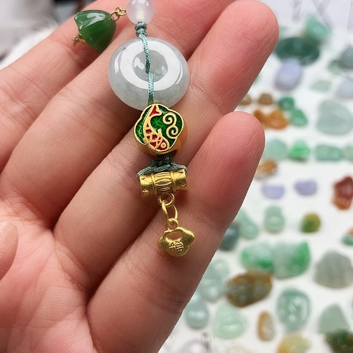 翡翠未镶嵌颈饰鱼如意