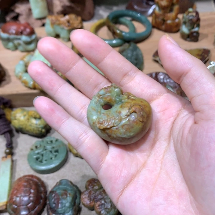 未镶嵌岫岩河磨玉（透闪石质玉）挂件