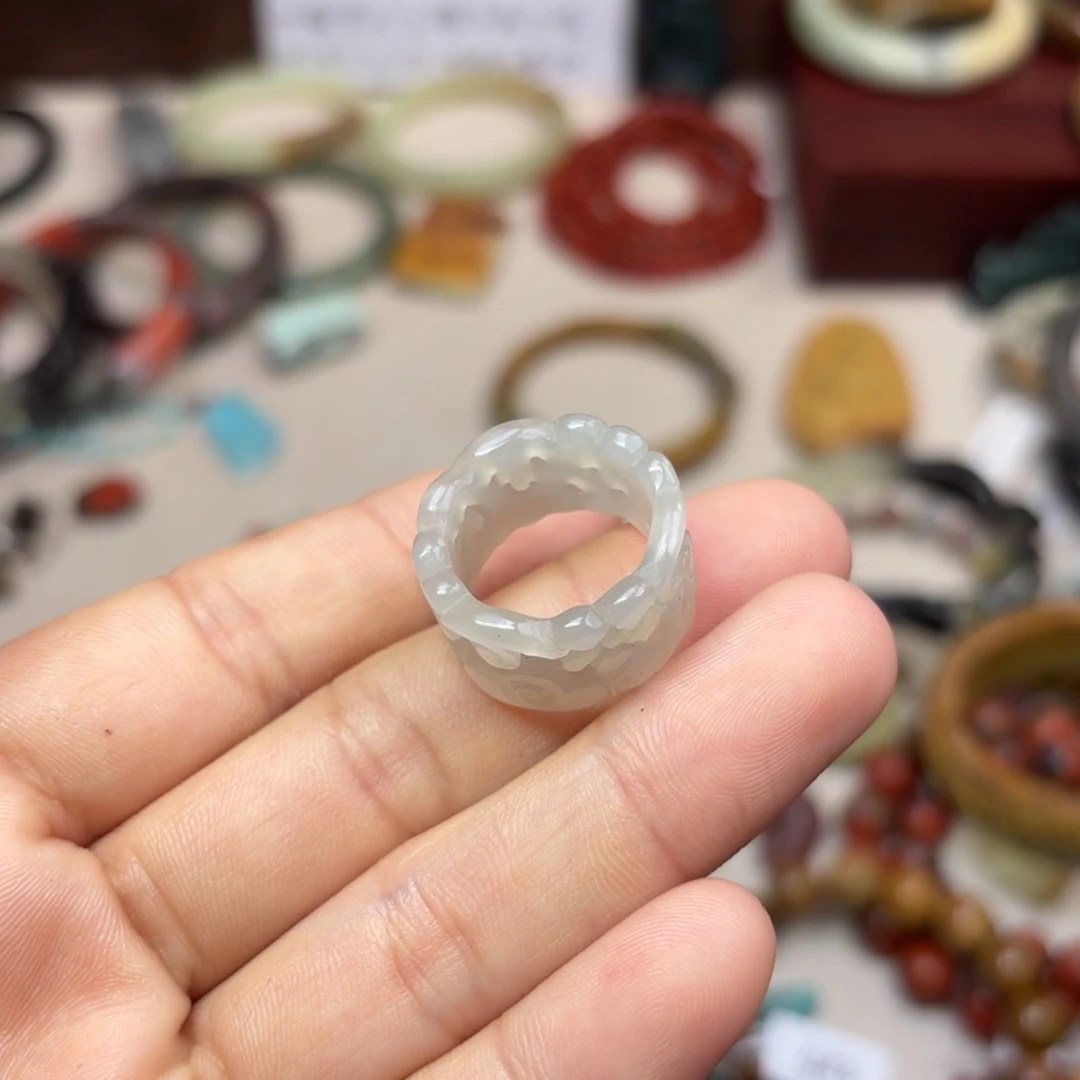 和田玉颈饰未镶嵌冰****?