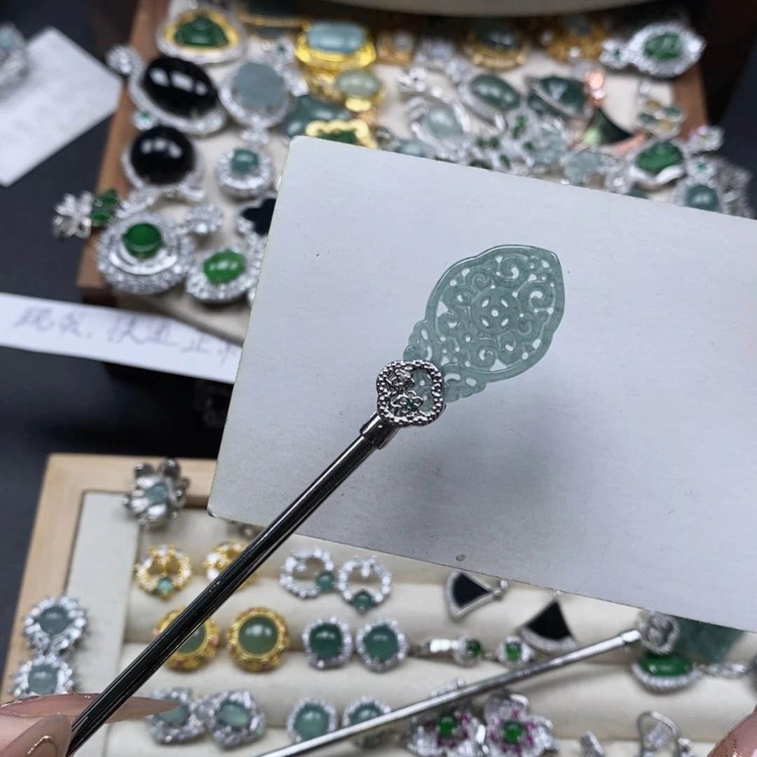 翡翠颈饰未镶嵌翡翠