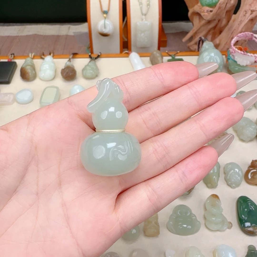 S***X和田玉未镶嵌颈饰