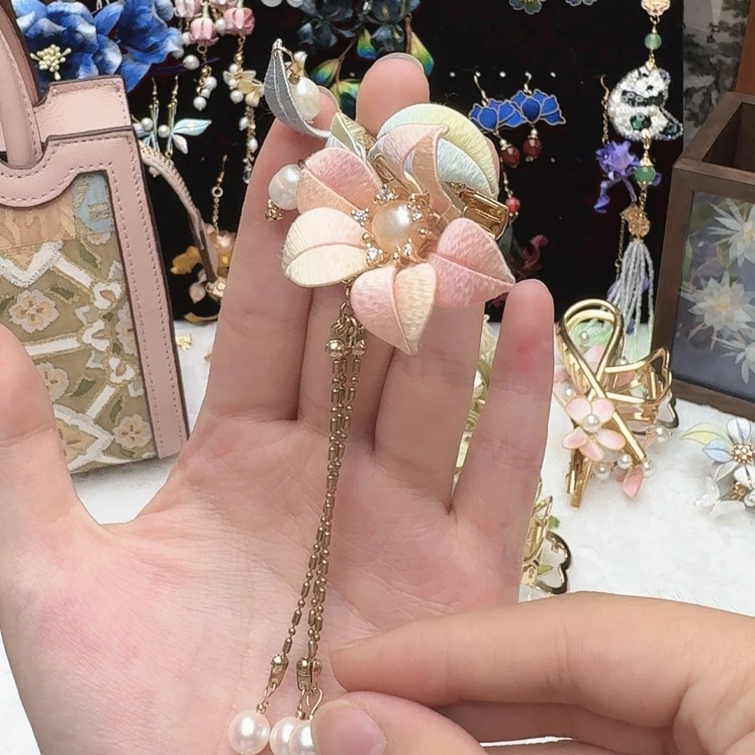 织绣粉色边夹缠花