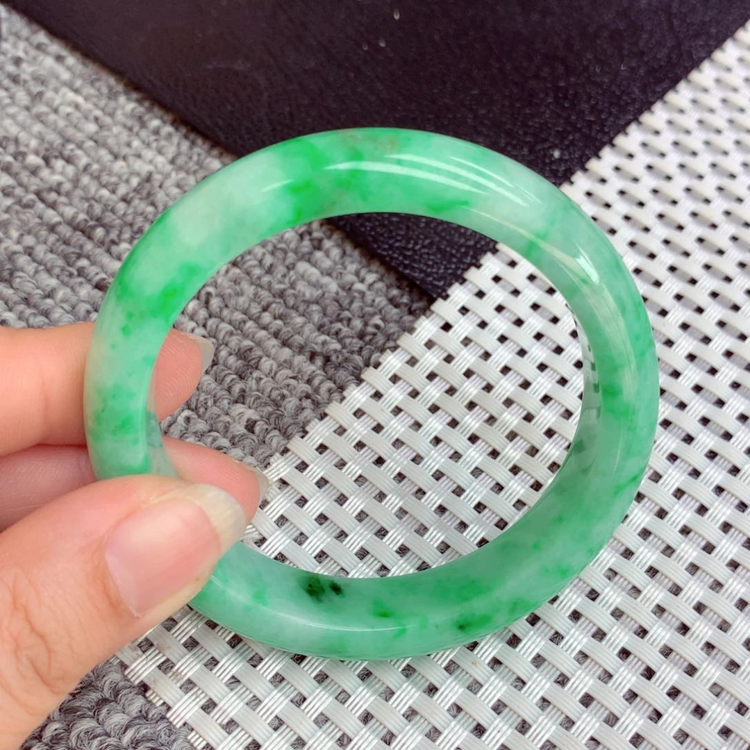 翡翠手镯未镶嵌缅甸