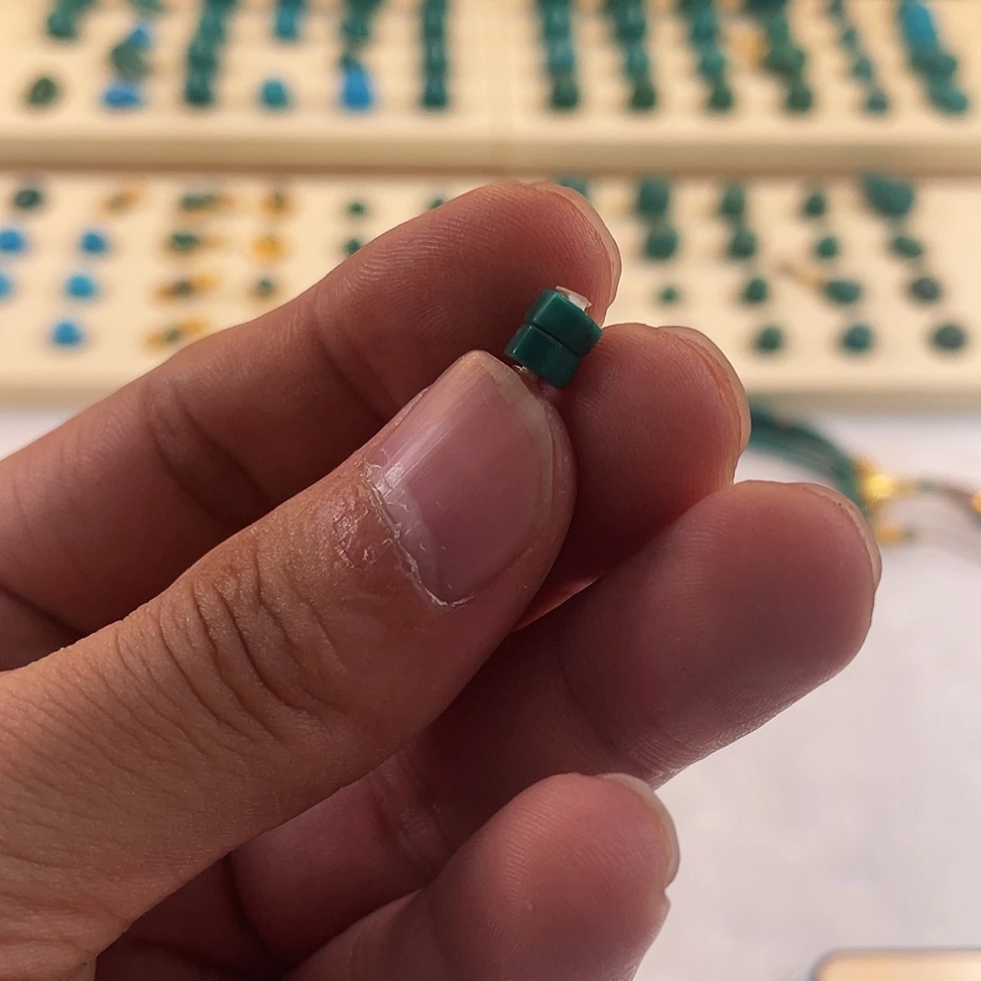 绿松石未镶嵌颈饰