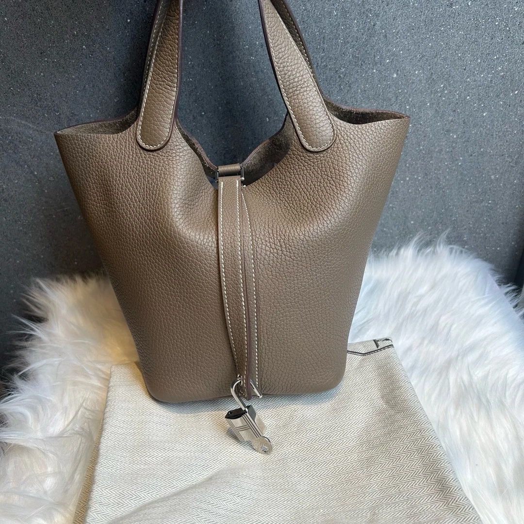 99新 Hermes/爱马仕 菜篮子18大象灰Z刻 附件：尘袋、锁钥匙 手提包