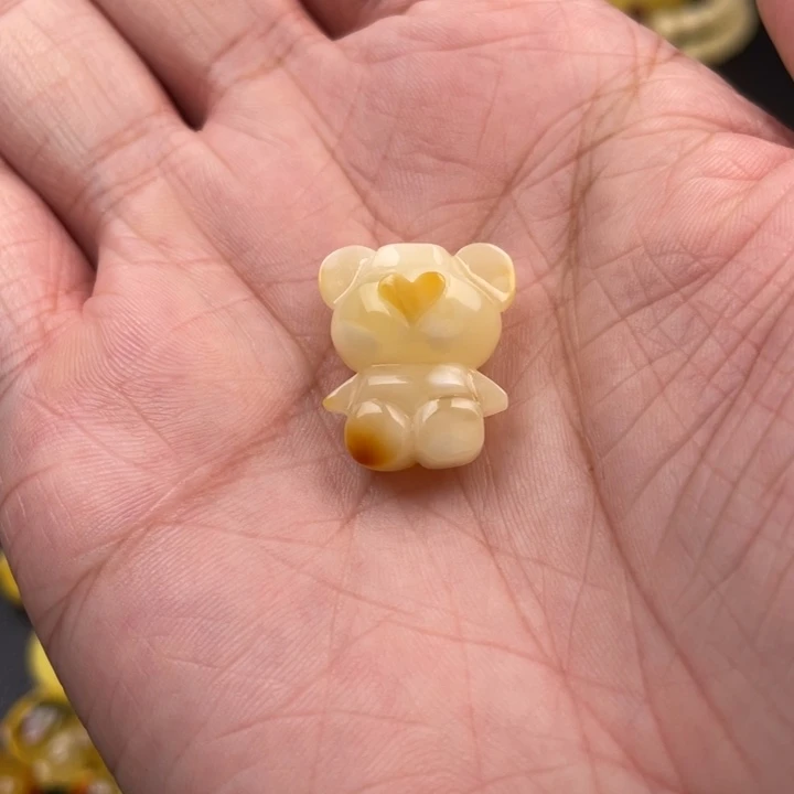 琥珀未镶嵌颈饰如图