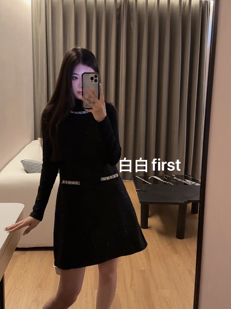 《白白first》秋冬新款连衣裙女轻奢高级感气质小香风两件套带打底