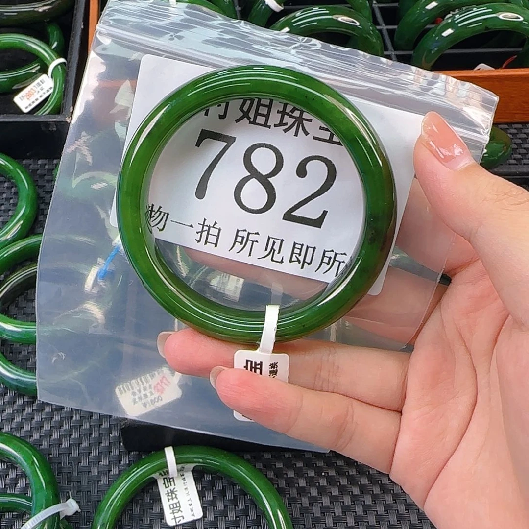 颈饰未镶嵌和田玉手镯59 782