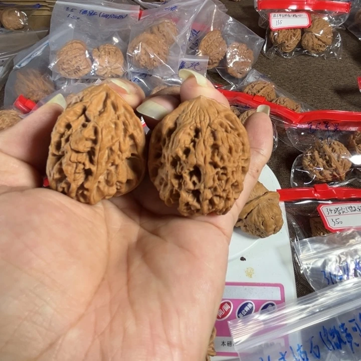 文玩核桃吊坠野牛