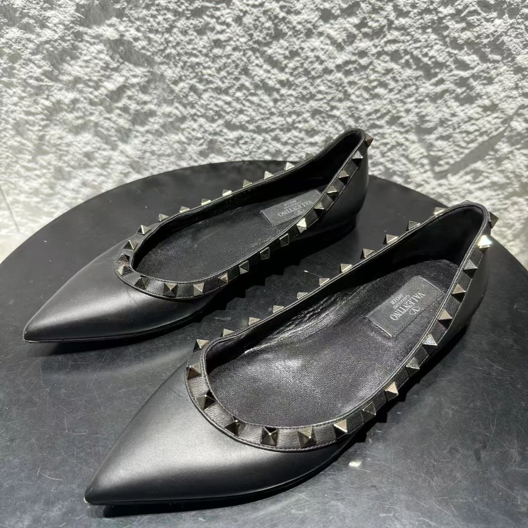 95新 Valentino/华伦天奴 36.5码/仔仔女鞋/黑色铆钉平底单鞋1265
