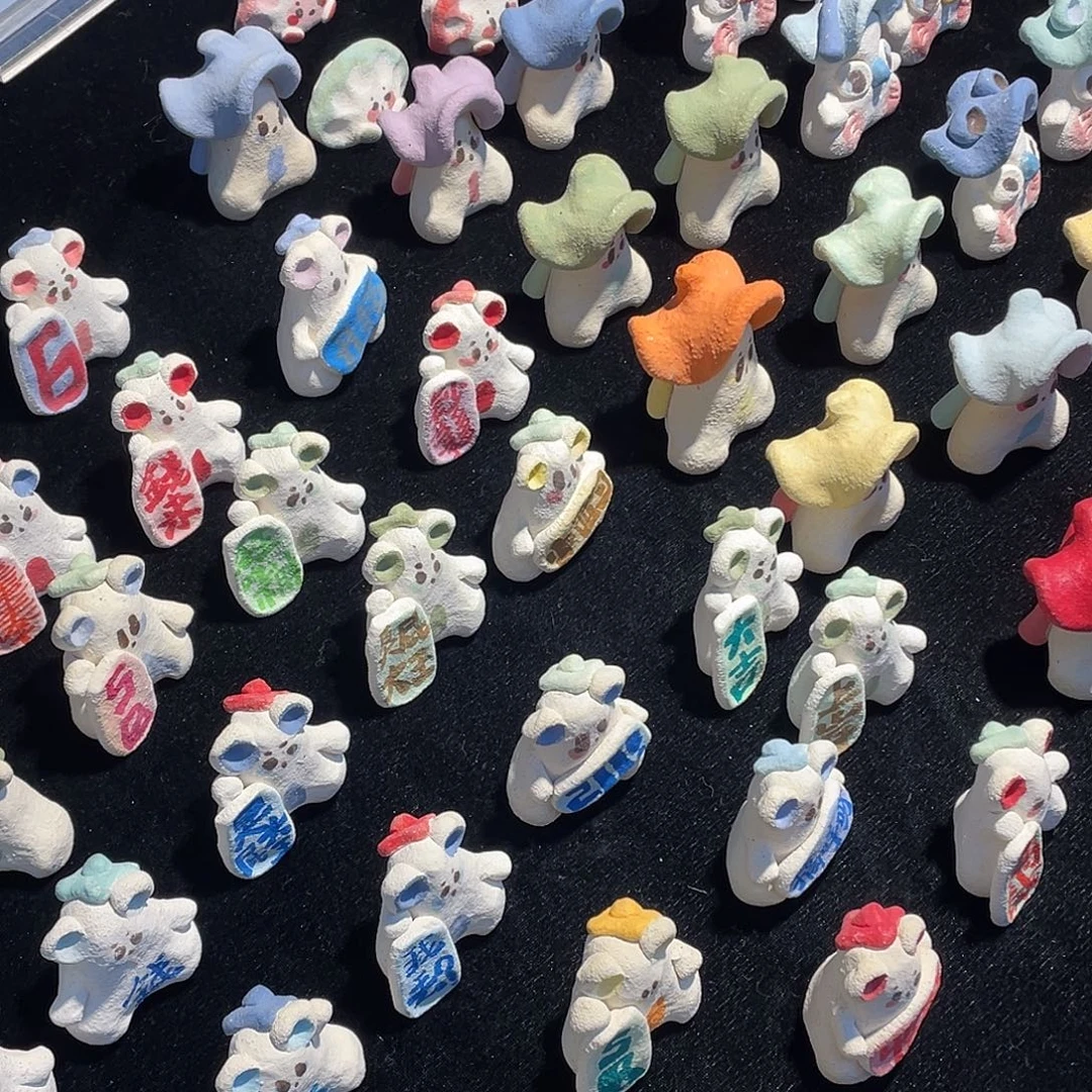 手工手绘的陶瓷小摆件