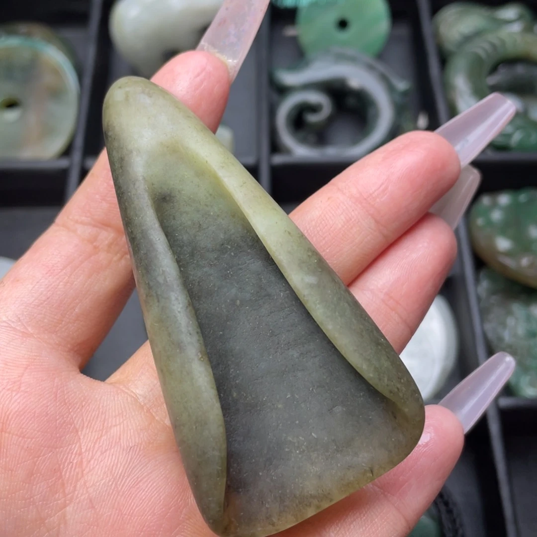 独山玉未镶嵌颈饰