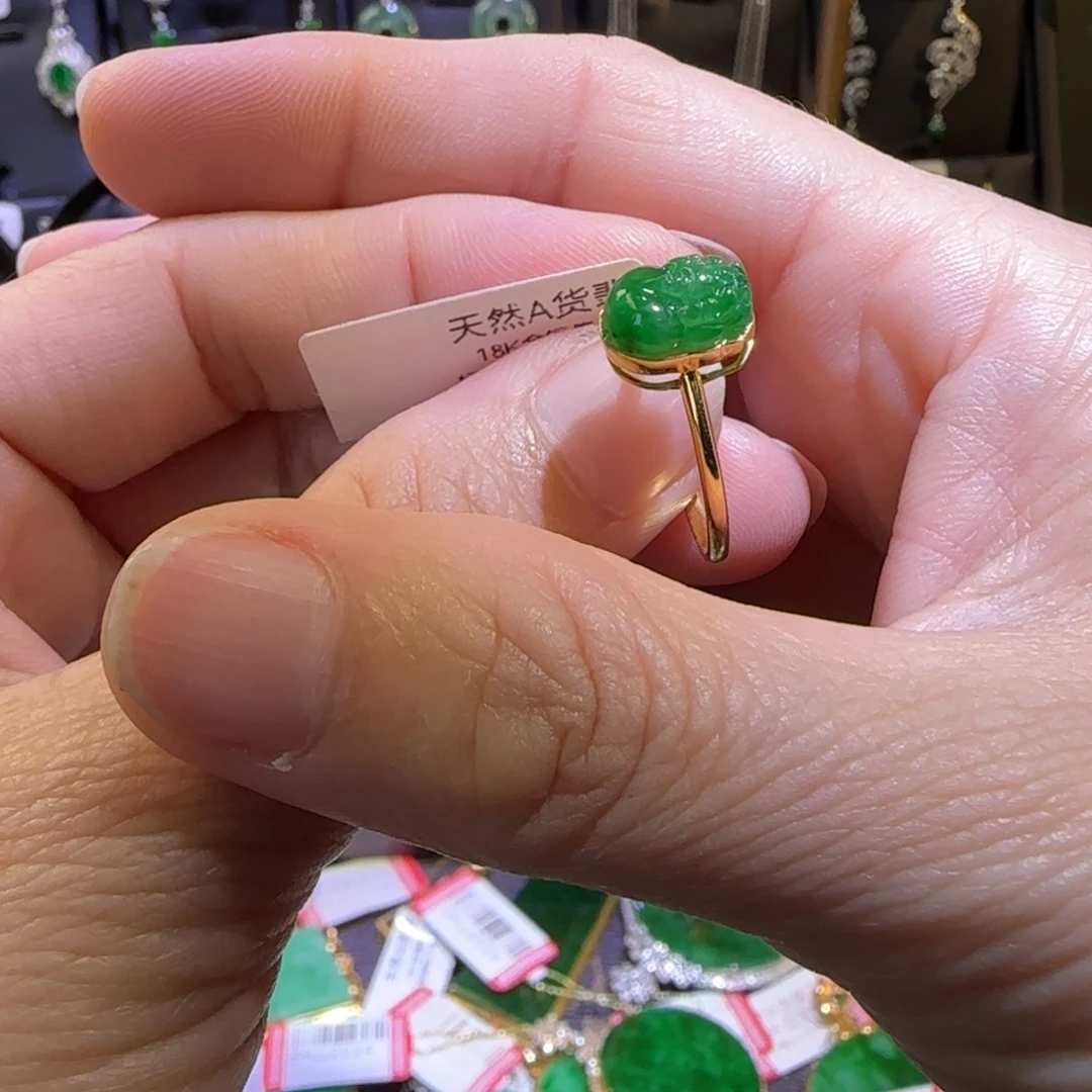 颈饰18K金镶嵌翡翠戒指