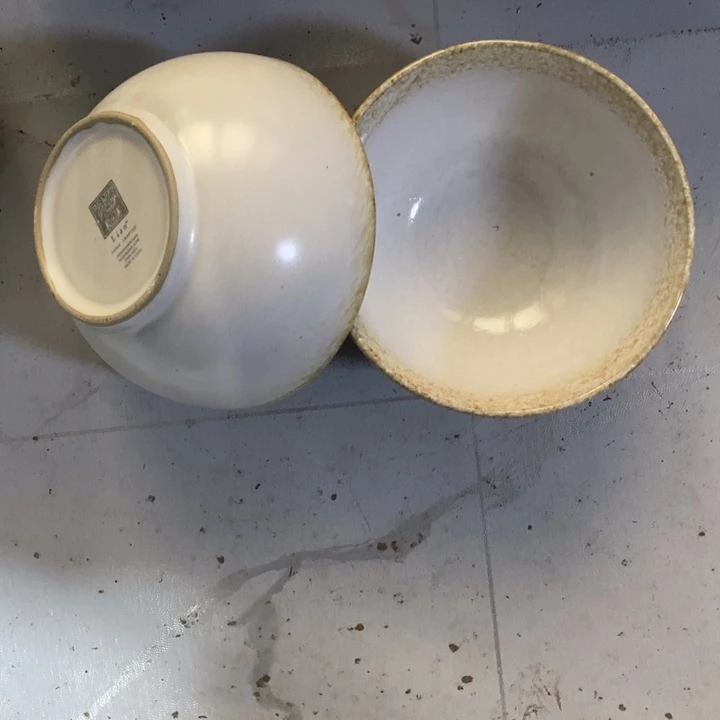 瓷片白粉引面碗两个，口径15厘米