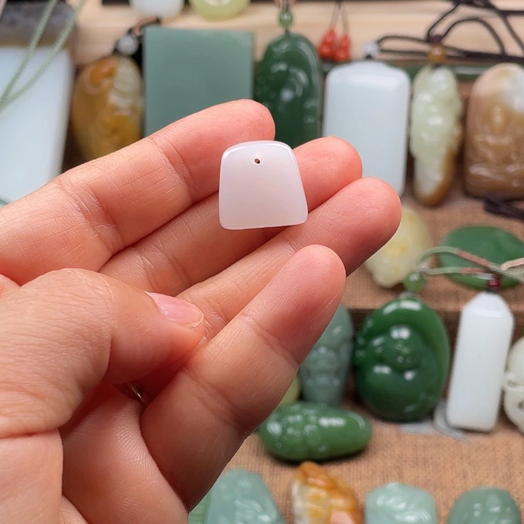 多***辣和田玉未镶嵌颈饰