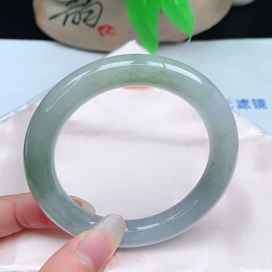 翡翠未镶嵌手镯   37   圆条56