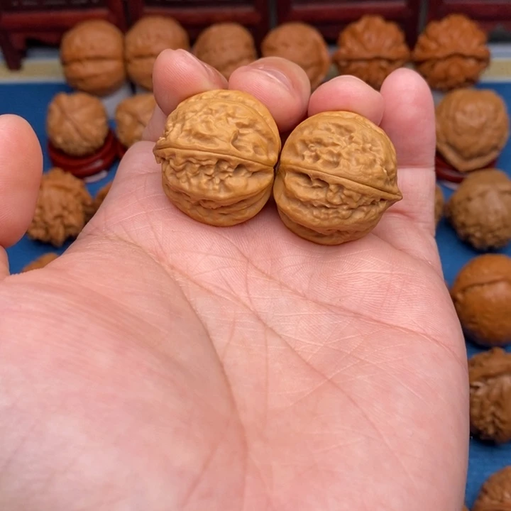 文玩核桃把件粗筋八棱