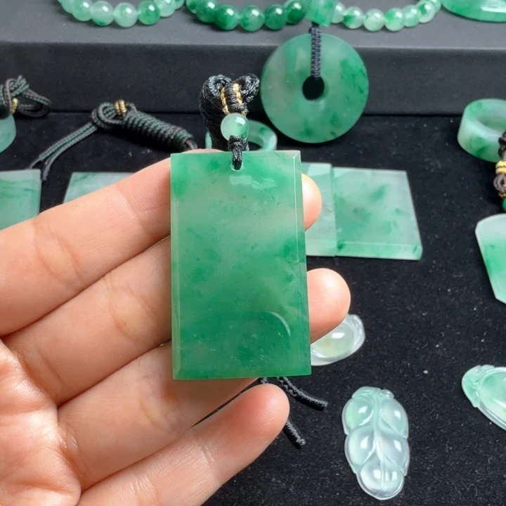 石英岩玉未镶嵌颈饰