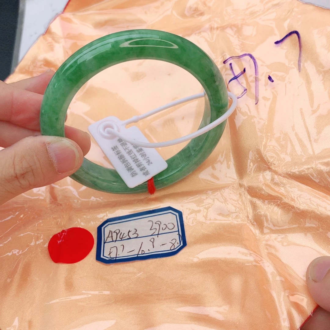 翡翠手镯未镶嵌我