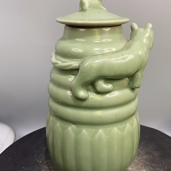龙泉窑盖罐造型独特