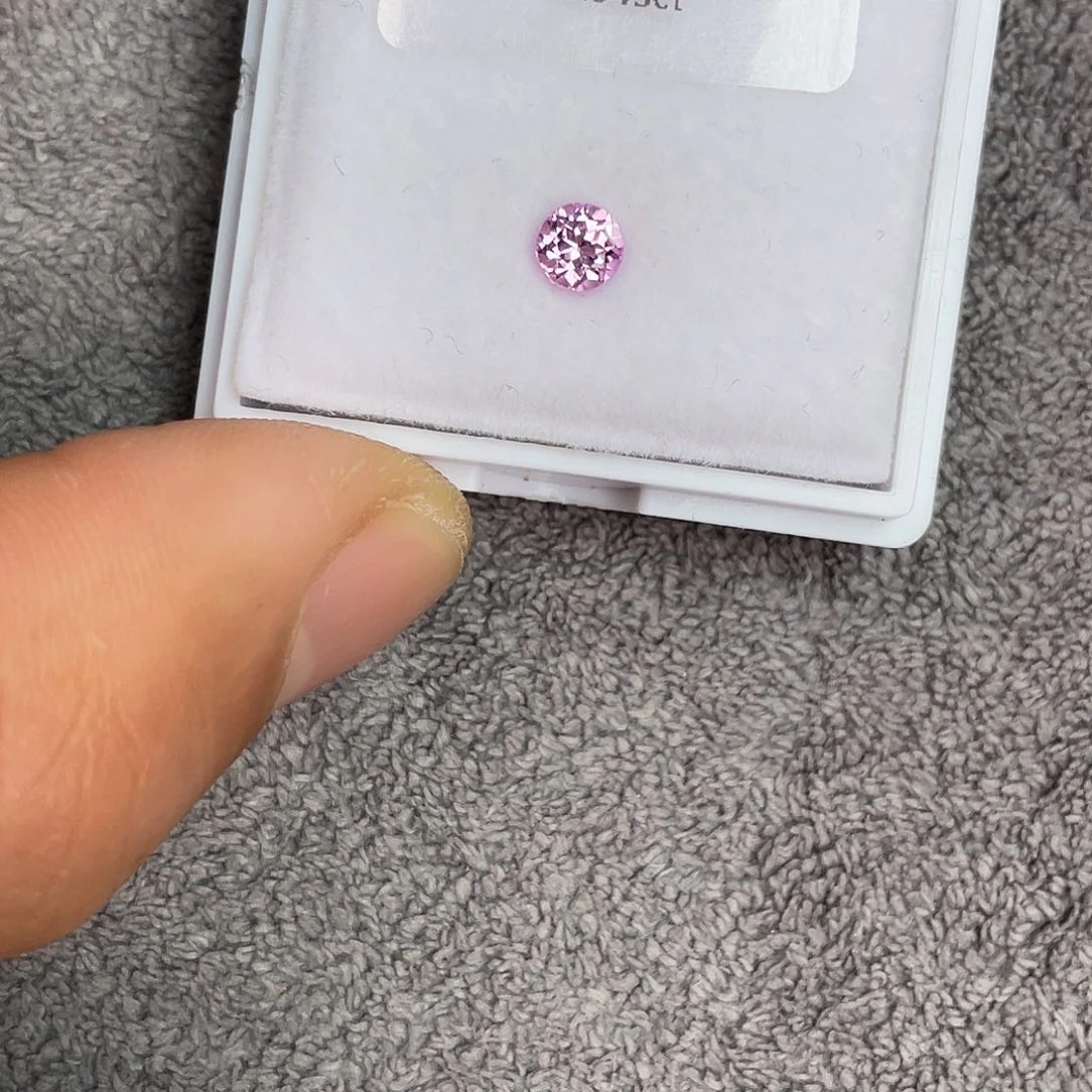 蓝宝石裸石未镶嵌0.543Ct。